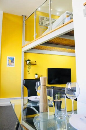 Apartment | Private kitchen | Fridge, microwave, oven, stovetop - Lovely 1-bed Mezzaine Apartment in Nottingham (Nottingham)