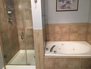 Ensemble douche/baignoire, baignoire Ă jets, sĂšche-cheveux