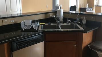 雪櫃、微波爐、焗爐、爐具