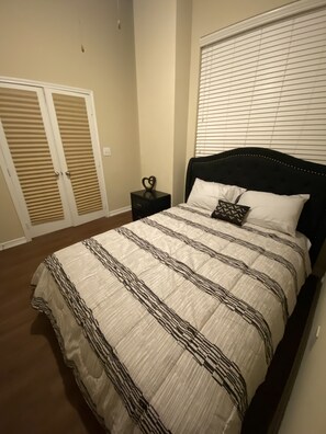 Room - Penthouse 2Bed/1Bath Apartment - Right across the street from Uptown Strip (Dallas)