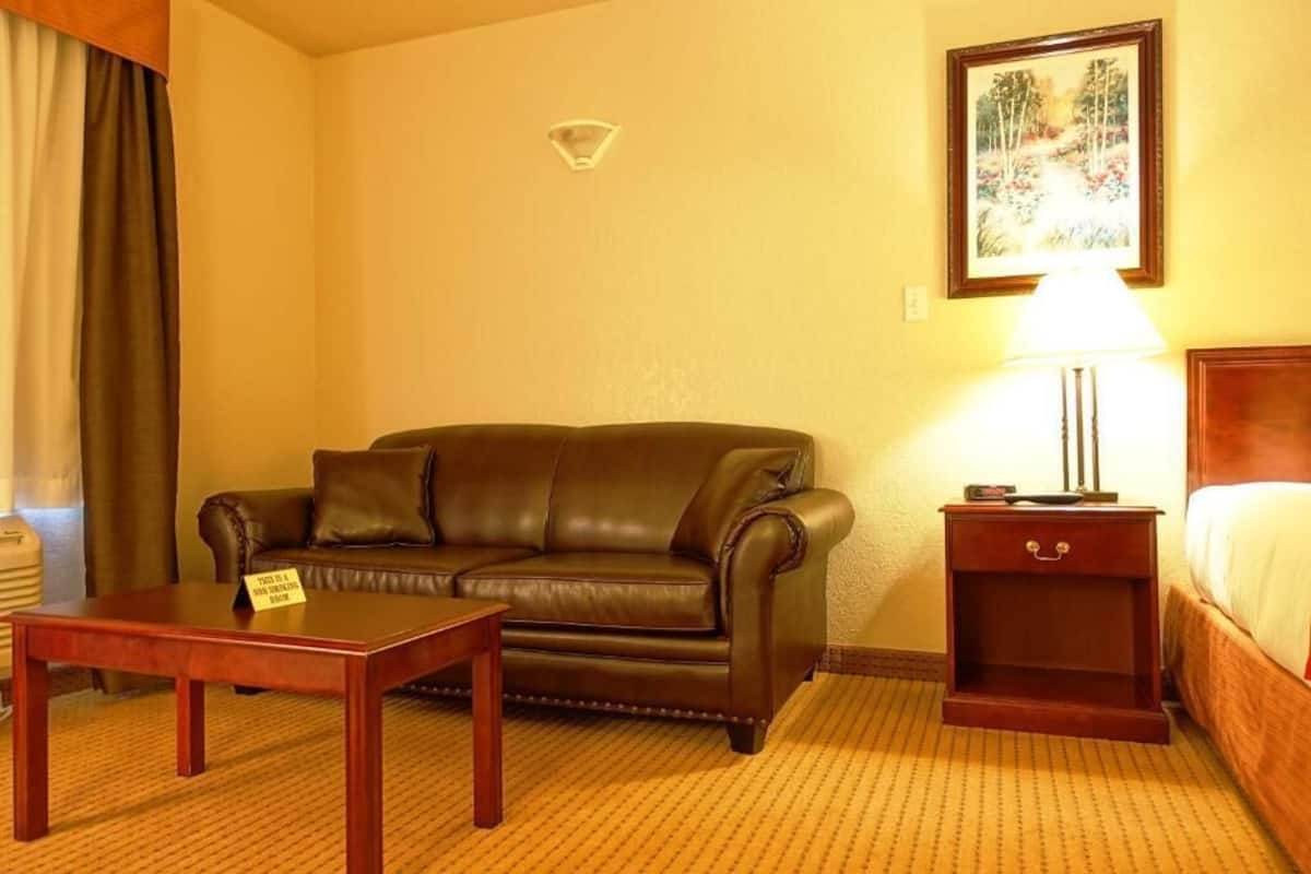 deluxe room, non smoking | desk, laptop workspace, free wifi, bed sheets