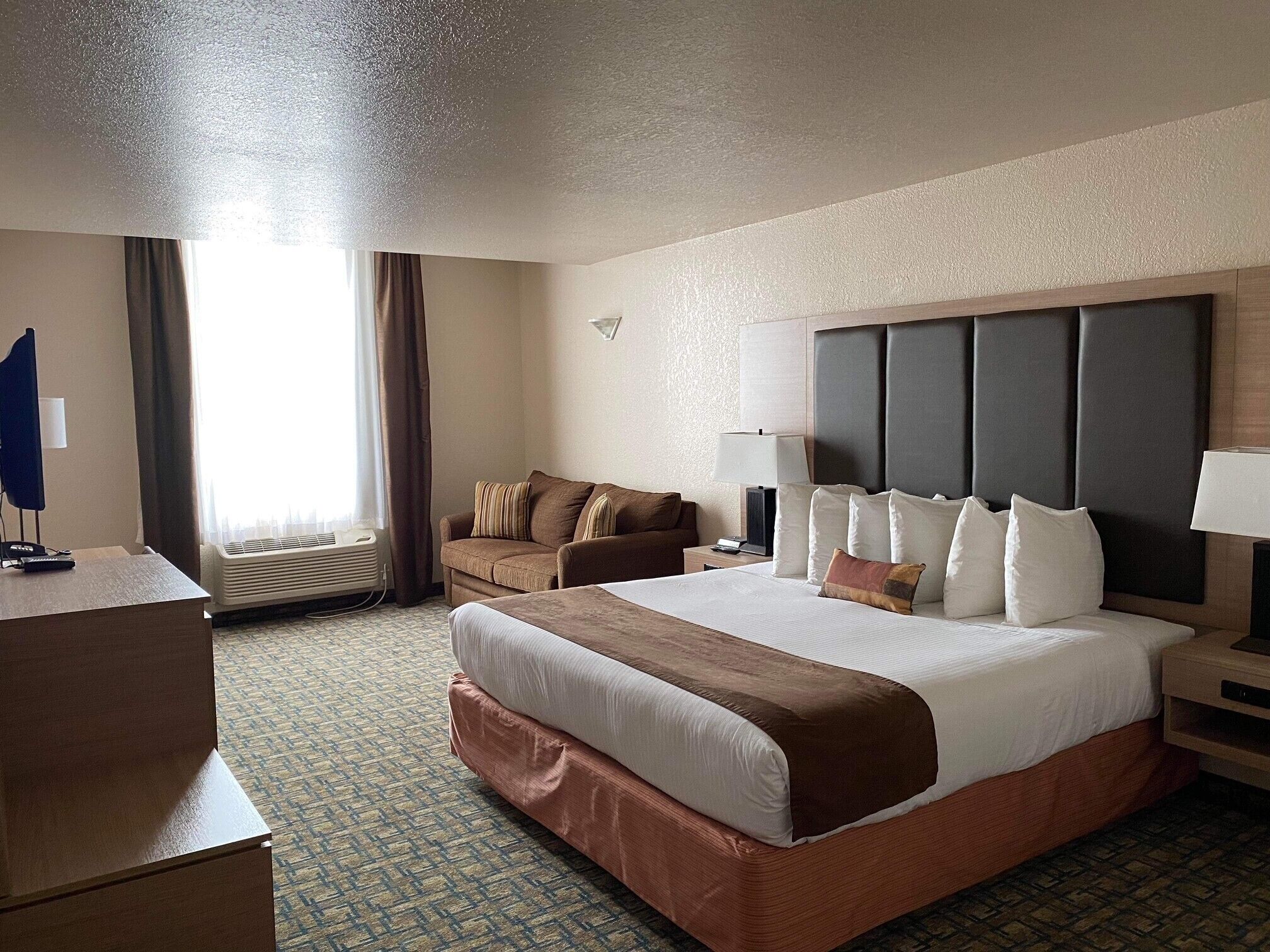 executive room | desk, laptop workspace, free wifi, bed sheets