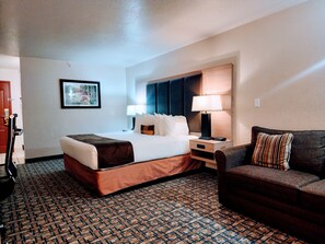 Executive Room | Desk, laptop workspace, free WiFi, bed sheets - Gold Circle Inn (Lloydminster)