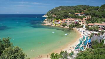Una spiaggia nelle vicinanze