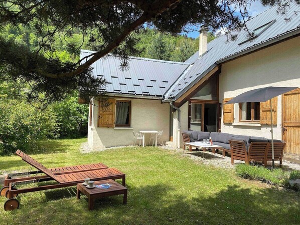Outdoor dining - SUPERB HOUSE, GREAT LOCATION - SLEEPS 10 (Allemont)