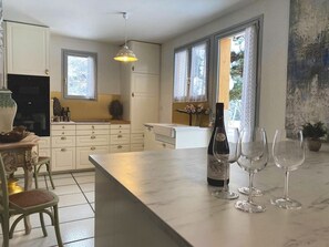 Kjøleskap, kaffetrakter/tekoker, høy barnestol og kjøkkenutstyr