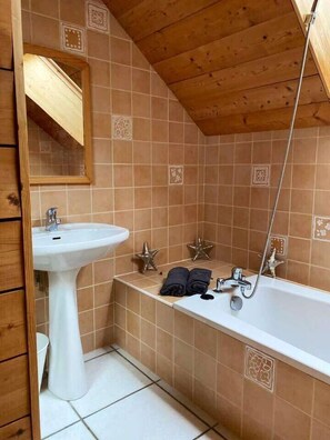 Combined shower/tub, hair dryer - SUPERB HOUSE, GREAT LOCATION - SLEEPS 10 (Allemont)