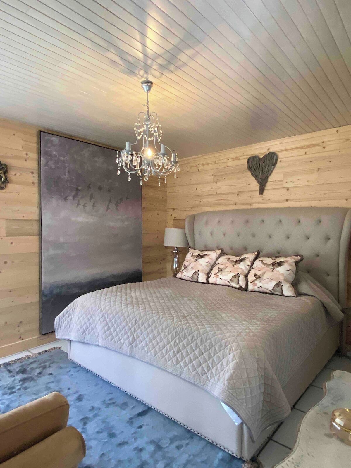 5 bedrooms, iron/ironing board, WiFi, bed sheets