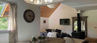 SUPERB HOUSE, GREAT LOCATION - SLEEPS 10