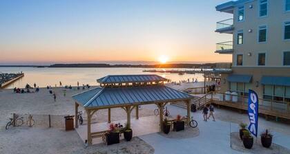 Bay Views, Pet Friendly, 2BR Condo w/ amenities Sleeps 6