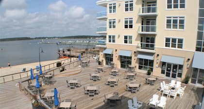 Bay Views, Pet Friendly, 2BR Condo w/ amenities Sleeps 6