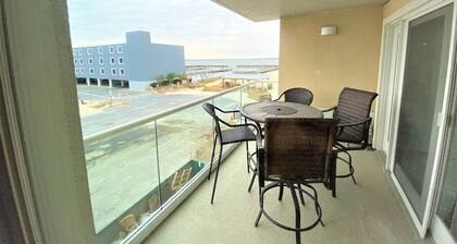 Bay Views, Pet Friendly, 2BR Condo w/ amenities Sleeps 6