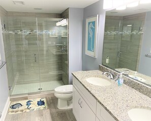 Ensemble baignoire-douche, séchoir à cheveux, serviettes fournies, savon