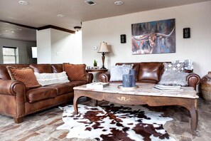 Individually decorated, individually furnished, iron/ironing board - Towering Oaks Event & Retreat Center (Valley View)