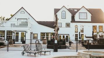 Sesongbasert utendørsbasseng og solsenger