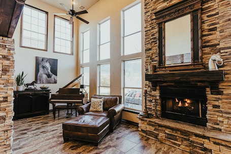 Televisión de pantalla plana. Towering Oaks Event & Retreat Center