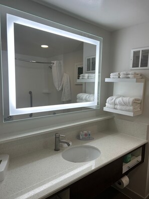 Free toiletries, hair dryer, towels, soap - Comfort Inn Darien - North Brunswick (Darien)