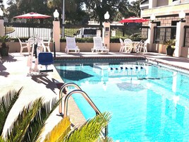 季节性开放的室外游泳池