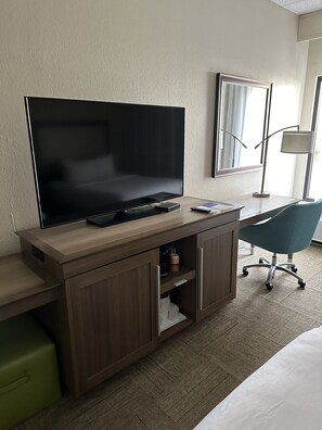 Een bureau, geluiddichte muren, een strijkplank/strijkijzer, gratis wifi