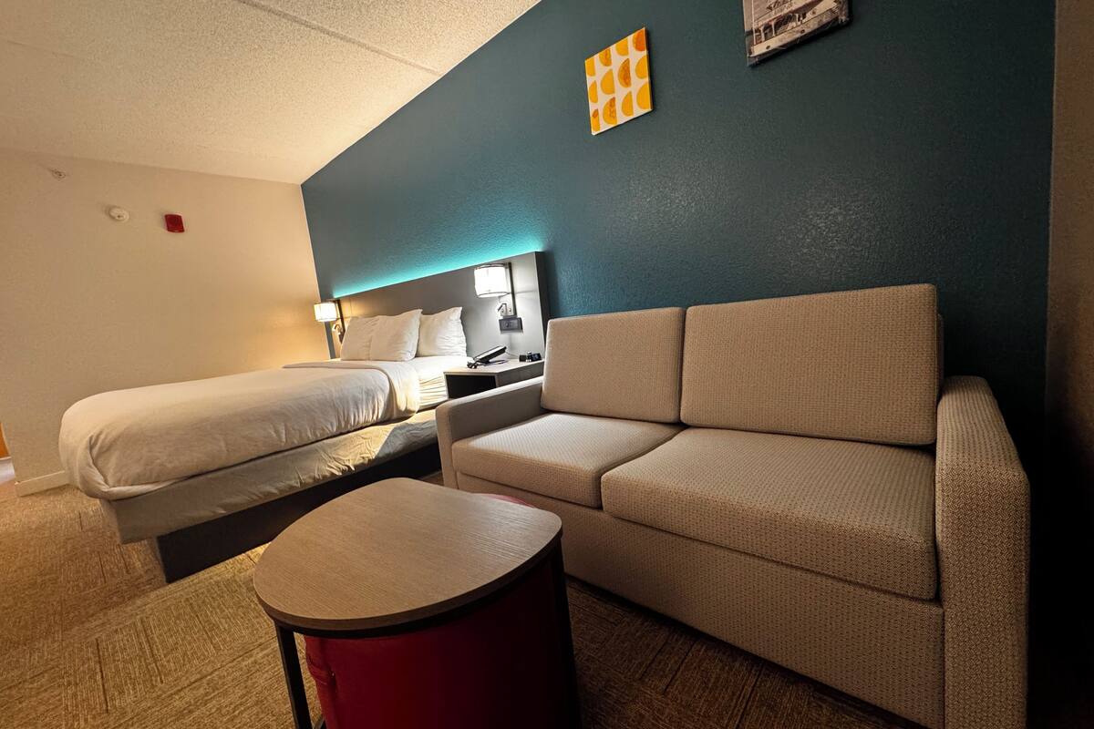 standard room, 1 king bed with sofa bed, non smoking | desk, soundproofing, iron/ironing board, free wifi