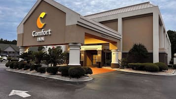 Guests can enter the Comfort Inn through a covered walkway leading to the main doors.