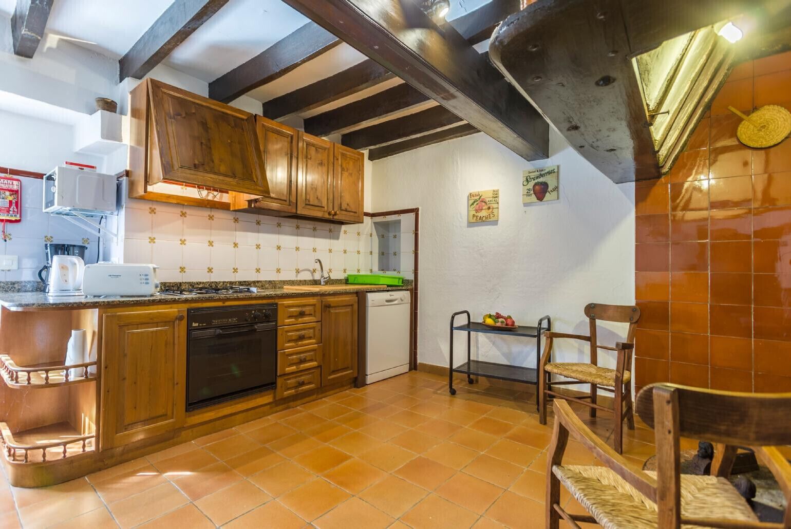 Réfrigérateur, four à micro-ondes, un four, lave-vaisselle