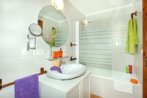 Badewanne, Haartrockner, Handtücher