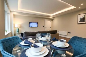 24-tommers fladskærms-tv med kabelkanaler, tv