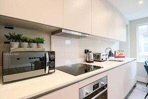 Geladeira grande, micro-ondas, fogão, cooktop