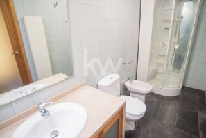 وحدات دش مع أحواض استحمام، مراحيض شطف