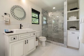 Bathtub, jetted bath, hair dryer, towels - 2BR + 2BA Lake Chatuge Cabin w/ Mountain Views! (Hiawassee)