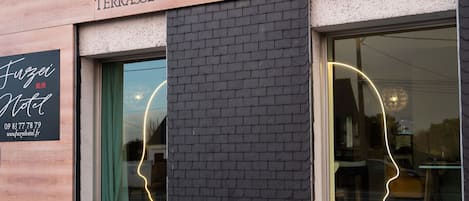 Vista frontal de la propiedad