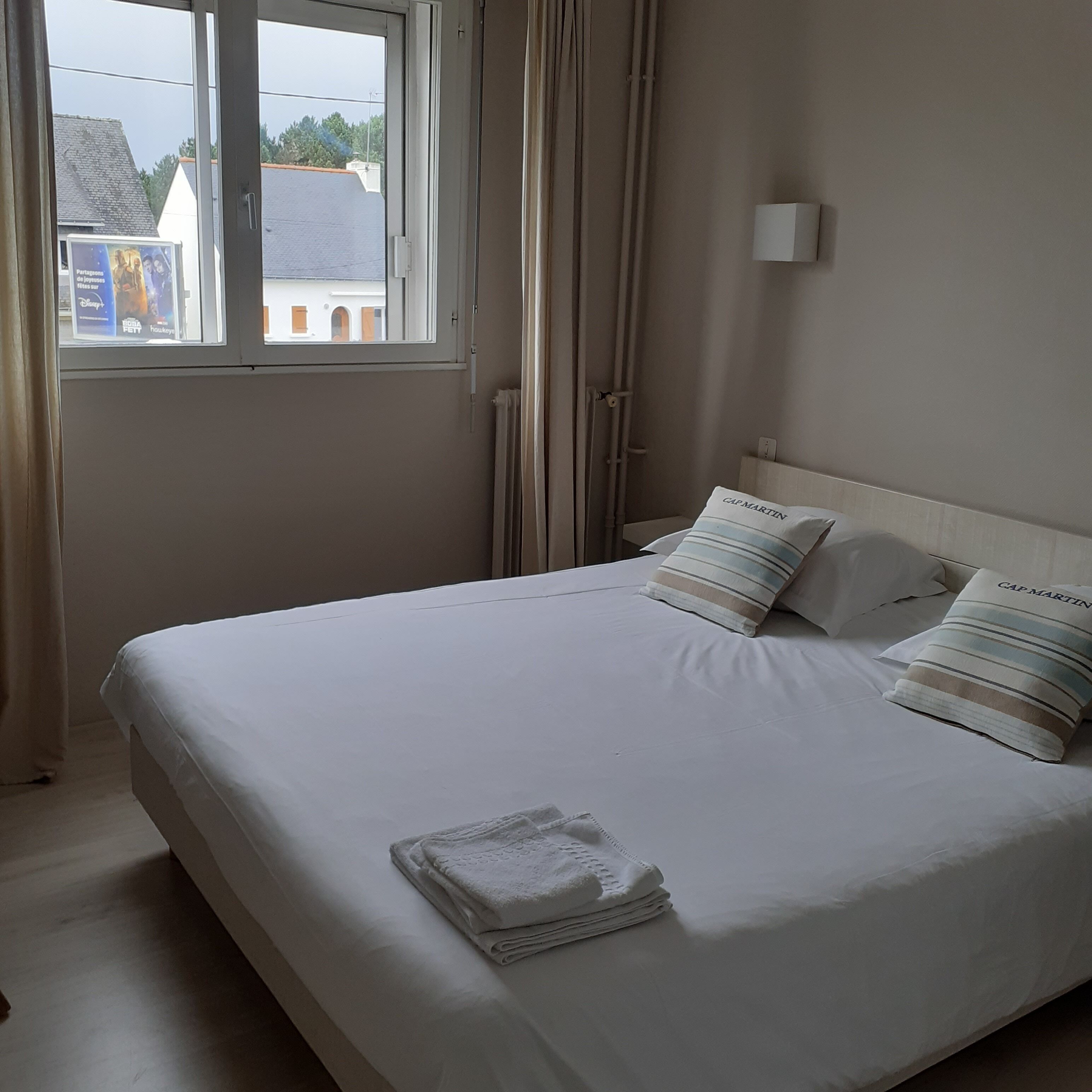 Dobbeltrom – standard | Memory foam-senger, skrivebord og skrivebord for bærbar PC