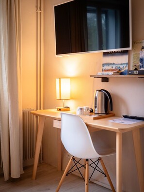 Comfort Room | Memory foam beds, desk, laptop workspace, free WiFi - Fuzei Hôtel (Lanester)