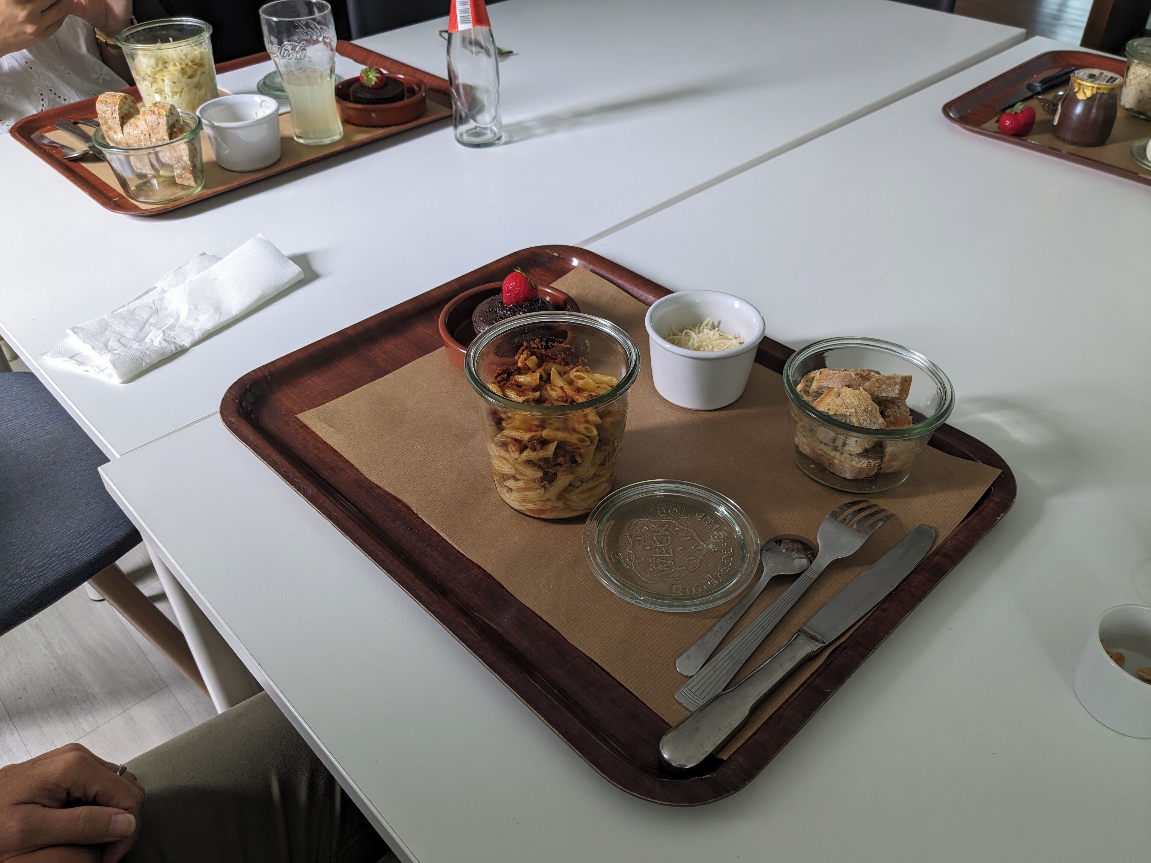 Una mesa de comedor con una bandeja que contiene comida y utensilios.