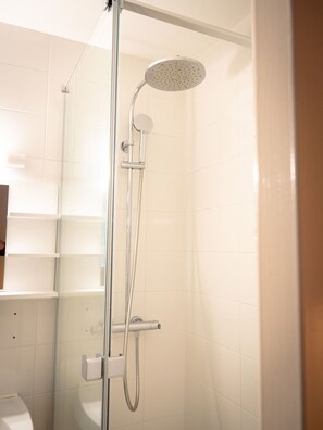 Comfort Room | Bathroom | Hair dryer, towels - Fuzei Hôtel (Lanester)