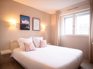 Comfort Room | Memory foam beds, desk, laptop workspace, free WiFi - Fuzei Hôtel (Lanester)