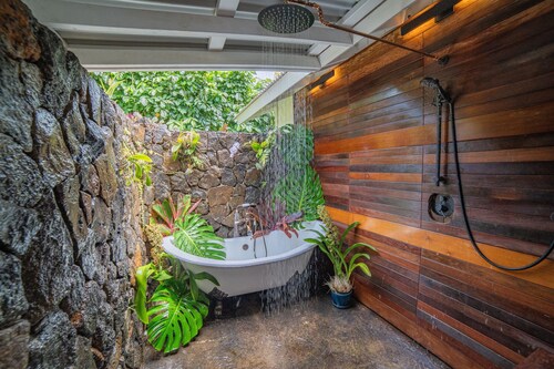 Walk to Hanalei Bay&Town. Waterfalls&Mountain Views. A/C, FREE Surf,Sup,Bike.etc