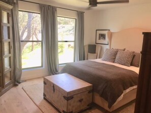 4 camere, una scrivania, ferro/asse da stiro, culla da viaggio