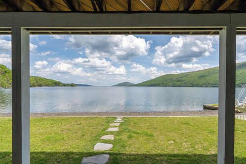 The Chosen Spot: Secluded, Views, Wineries, Hot tub, Skiing, Pet friendly!