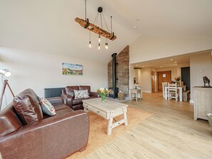 Fireplace - 2 bedroom accommodation in Llantilio Pertholey (Llantilio Pertholey)