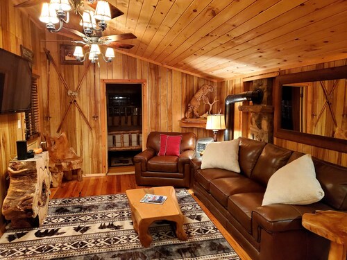 Secluded and Cozy Updated Twin Creeks Cabin
