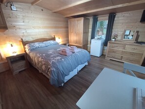 1 bedroom, free WiFi, bed sheets - Cosy Log Cabin. Perfect for short stop overs and weekends away. (Billericay Essex)