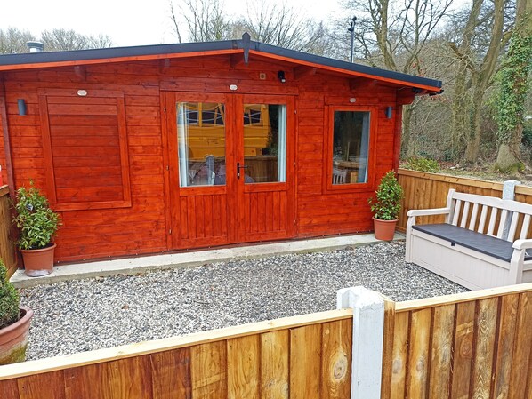 Terrace/patio - Cosy Log Cabin. Perfect for short stop overs and weekends away. (Billericay Essex)