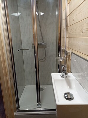 Shower, hair dryer, towels, toilet paper - Cosy Log Cabin. Perfect for short stop overs and weekends away. (Billericay Essex)