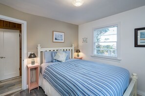 3 Schlafzimmer, Schreibtisch, Bügeleisen/Bügelbrett, Reisekinderbett