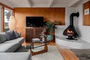 Smart TV, fireplace, table football, ping pong