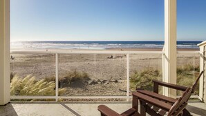 Uma varanda com vista para a praia e o oceano.