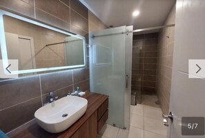 Duschwanne, Haartrockner, Handtücher, Toilettenpapier