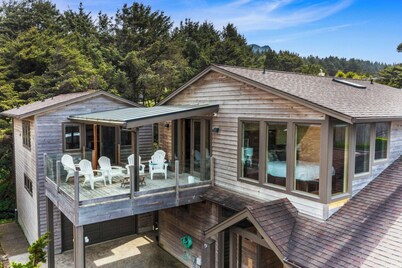 The Castle Rock Estate by AvantStay | Steps From Arch Cape Beach